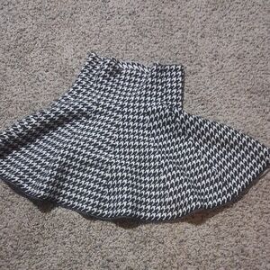 Stylish Black and White Houndstooth Skirt